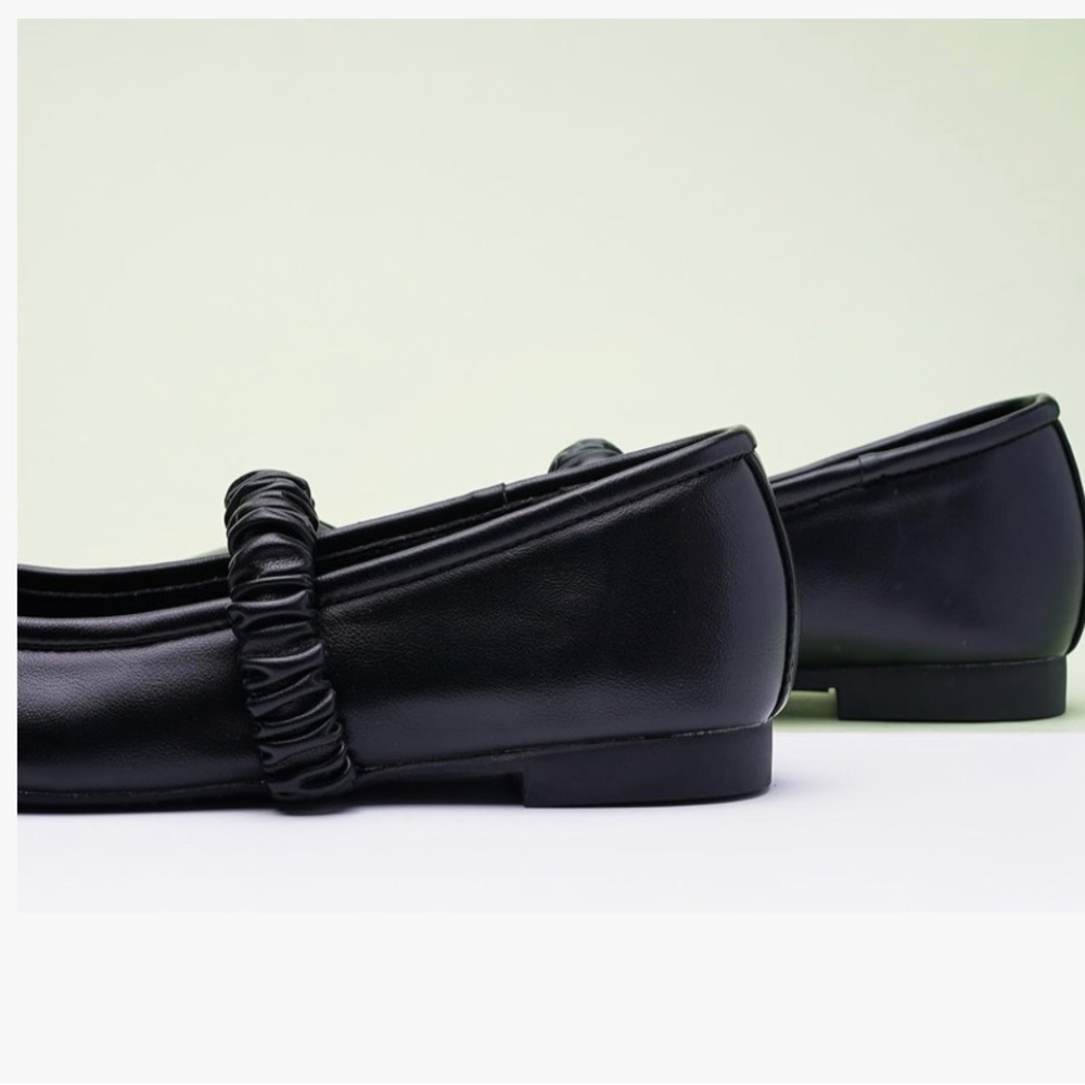 Chic Black Flats with Elastic Strap - Picture 3 of 4